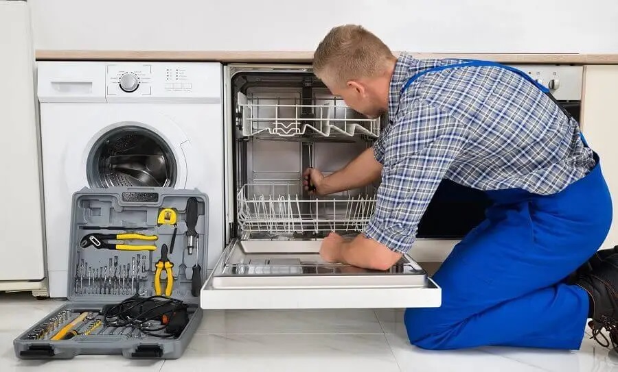 Gölbaşı Whirlpool servisi teknisyen ekibi beyaz eşya tamiri yaparken